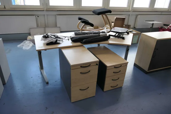 Tisch mit 2x Schreibcontainer Maße in cm ca. 220 x 80